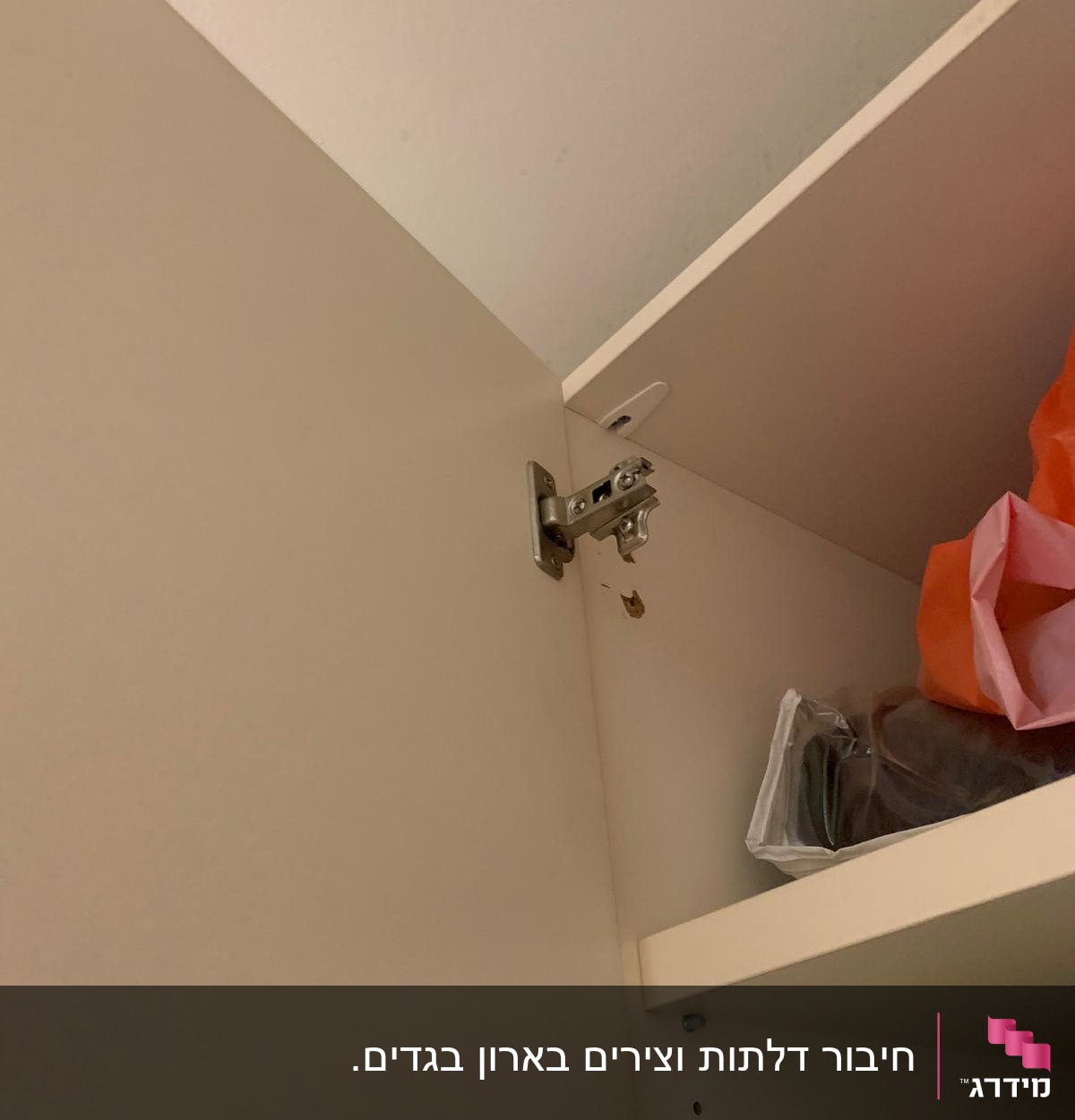 ציר מתכת מותקן בארון עץ